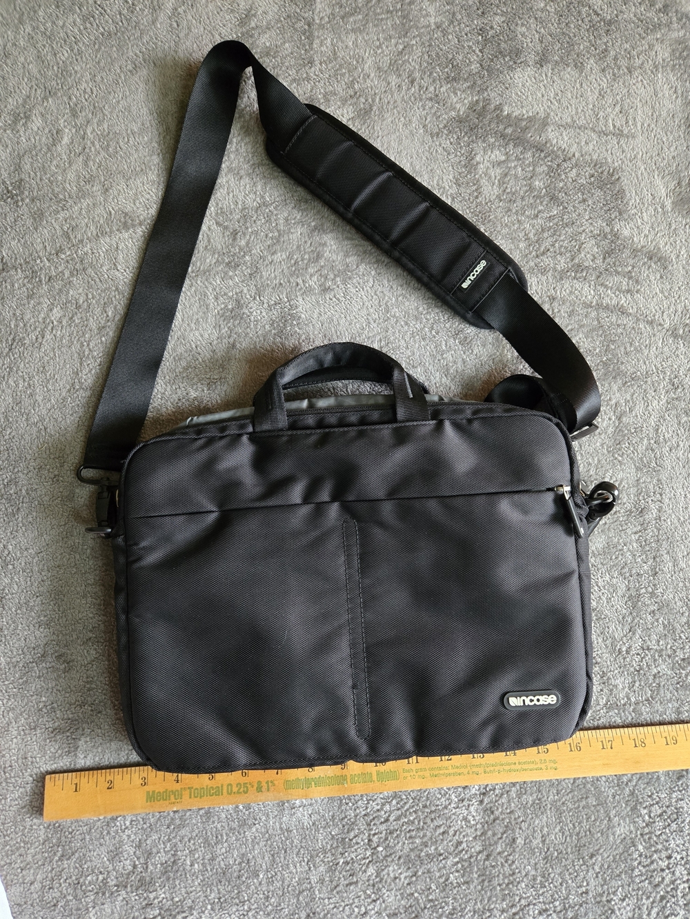Incase Black Laptop Messenger Bag with Shoulder Pad